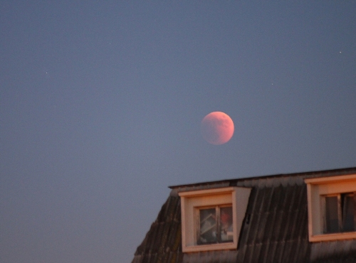 luna-rossa-sul-tetto.jpg